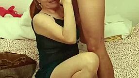 Rżnąłem teściową ostro, gdy moja laska spała, wypełniając ją spermą