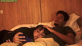 Mirando Netflix con mi hermanastra pero no pude evitar meter mi pene en su boca casi nos descubren