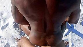 Encontrei o Musculoso Guarda-Vida nas Dunas Macetando Fundo