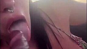 Putinha engole toda a porra com a boca