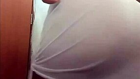 Garota gordinha com bunda grande tira roupa e mostra cu!