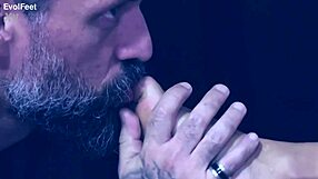 who wants to lick my pussy and feet? 😏