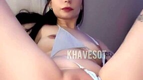 Latina Caliente Se Masturba Sensualmente y Se Mete un Consolador en el Agujero de la Vagina - Mujer Sola