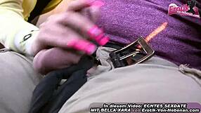 Nemška amaterska najstnica kurba dela pičko v avtu