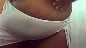 Garota gordinha com bunda grande tira roupa e mostra cu!