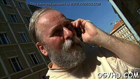 Vecchio cazzo entra sfacciato in figa giovane 18+, pompino bavoso e leccata