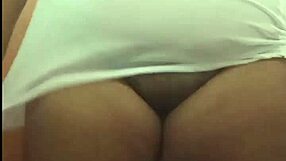 Garota gordinha com bunda grande tira roupa e mostra cu!