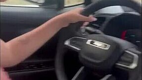 Putinha engole toda a porra com a boca