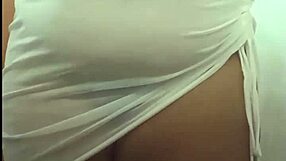 Garota gordinha com bunda grande tira roupa e mostra cu!