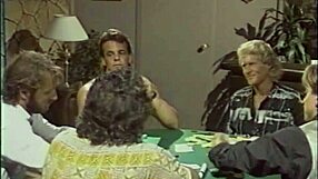 Pornstar legendară Dominique Simone se ocupă de Randy West, Steve Drake, Ron Jeremy și Derek Lane într-un joc de poker!