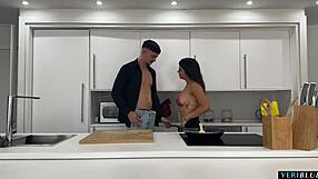 Surikaya MILF Latina Dikongkek Satu Lawan Satu Lelaki Sahabat Terbaik Demi Balas Dendam