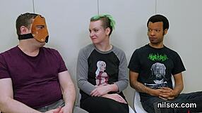 Hej, glej to luštno kučko jemati brutalno analno bolečino v terapiji!