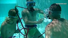 Sarışın Kadın Havuzda Cruz'un Oralından Her Yere Boşalıyor