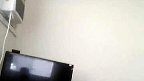 אני צופה בבחורה לבנה בולעת זין שחור ענק