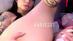 Latina Caliente Se Masturba Sensualmente y Se Mete un Consolador en el Agujero de la Vagina - Mujer Sola