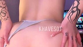 Latina Caliente Se Masturba Sensualmente y Se Mete un Consolador en el Agujero de la Vagina - Mujer Sola