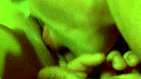 Milf çifti yoğun yalama parmaklama masajı yapıyor