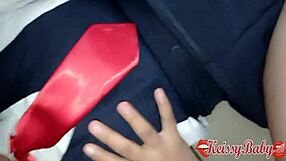 colegiala vuelve agotada de clases y su padrastro aprovecha para follarsela