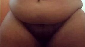 Garota gordinha com bunda grande tira roupa e mostra cu!