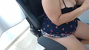 V tomhle uniklém videu má stará milf učitelka tabu videohovor s ředitelem