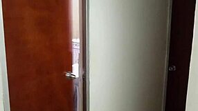 porno en espanol mi hermosa hermanastra morena se estaba ba�ando y me encontro en mi cuarto masturbandome y ella me ayudo