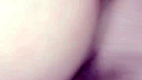 el vecino me sorprende en el baño y lo invito a acompañarme