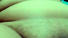 POV igranje z veliko požrešno kosmato pičko, dokler ni mokra za nabijanje