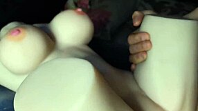 Nežna pička in trdo jebanje Sneguljčice na pisarniški mizi