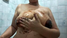 Me masturbo bañada en chocolate hasta acabar