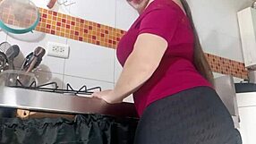 Fet blond kurvig latina hora Fantasia runkar för styyson i leggings