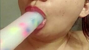 Prelepa mlada uči kako sisati kurac sa lepim usnama