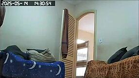 Camera escondida flagra empregada arrumando casa pelada com sua grande buceta