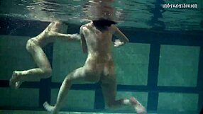 Lezbijki Katka in Barbara z nadebanimi joškami pod vodo v bazenu