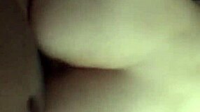 Nuori valkoihoinen ottaa massiivisen BBC-munan syvälle märälle kreampielle