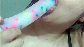 Hermosa Jovencita Enseña Como Chupar Polla Con Lindos Labios