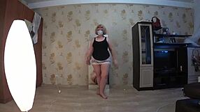 مثلية ناضجة تتدلع في وضعية راكبة