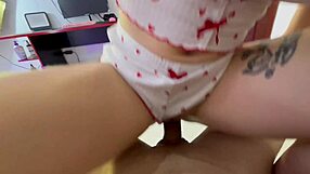 Consigo a hermosa jovencita masturbarse y la ense�o c�mo satisfacerse, she says softly.