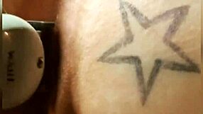 Gruba dziwka drażni ogoloną cipkę i dupę dla kumpla