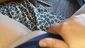 nevlastná sestra číta knihu kým sa šukám veľkú klitoris za ňou