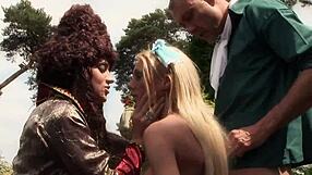 Jodi James e Stacey Saran cosplay bucetas fodidas por estranhos em 4some