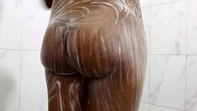 Heetste sexy meisje plast en masturbeert tijdens baden in homemade video