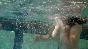 Lezbijki Katka in Barbara z nadebanimi joškami pod vodo v bazenu