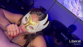 Pareja Swinger Prueba Una Experiencia Cuckold Dandole Sexo Oral A Un Single De Pene Enorme