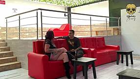 Îl întâlnesc pe un tip drăguț la bar și ne futem în baie