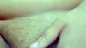 POV igranje z veliko požrešno kosmato pičko, dokler ni mokra za nabijanje