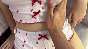 Consigo a hermosa jovencita masturbarse y la ense�o c�mo satisfacerse, she says softly.