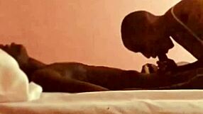 Hej, si pripravljen za to seksi črno milfo, ki globoko grli velik črn kurac brez kondoma z dzaddylongstrokes?