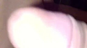 el vecino me sorprende en el baño y lo invito a acompañarme