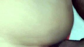 el vecino me sorprende en el baño y lo invito a acompañarme