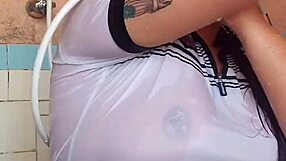 Hän rakastaa nähdä kostean käsivarteni - osa 2, amatöörit kylpyammeessa